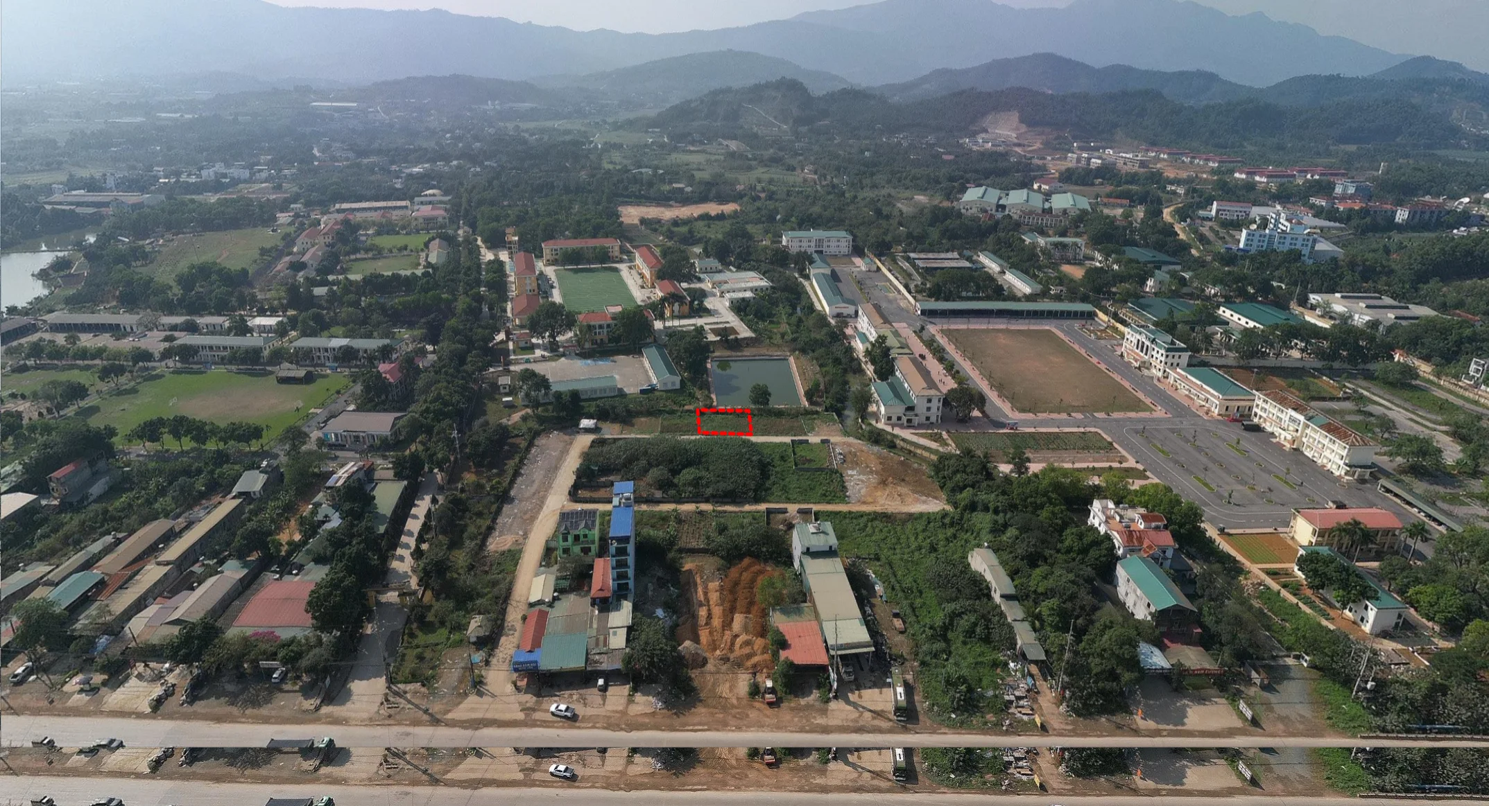 bán lô đất 300m lan2 ql21. gần ngã tư thạch hòa cũ. giá 32tr/m2