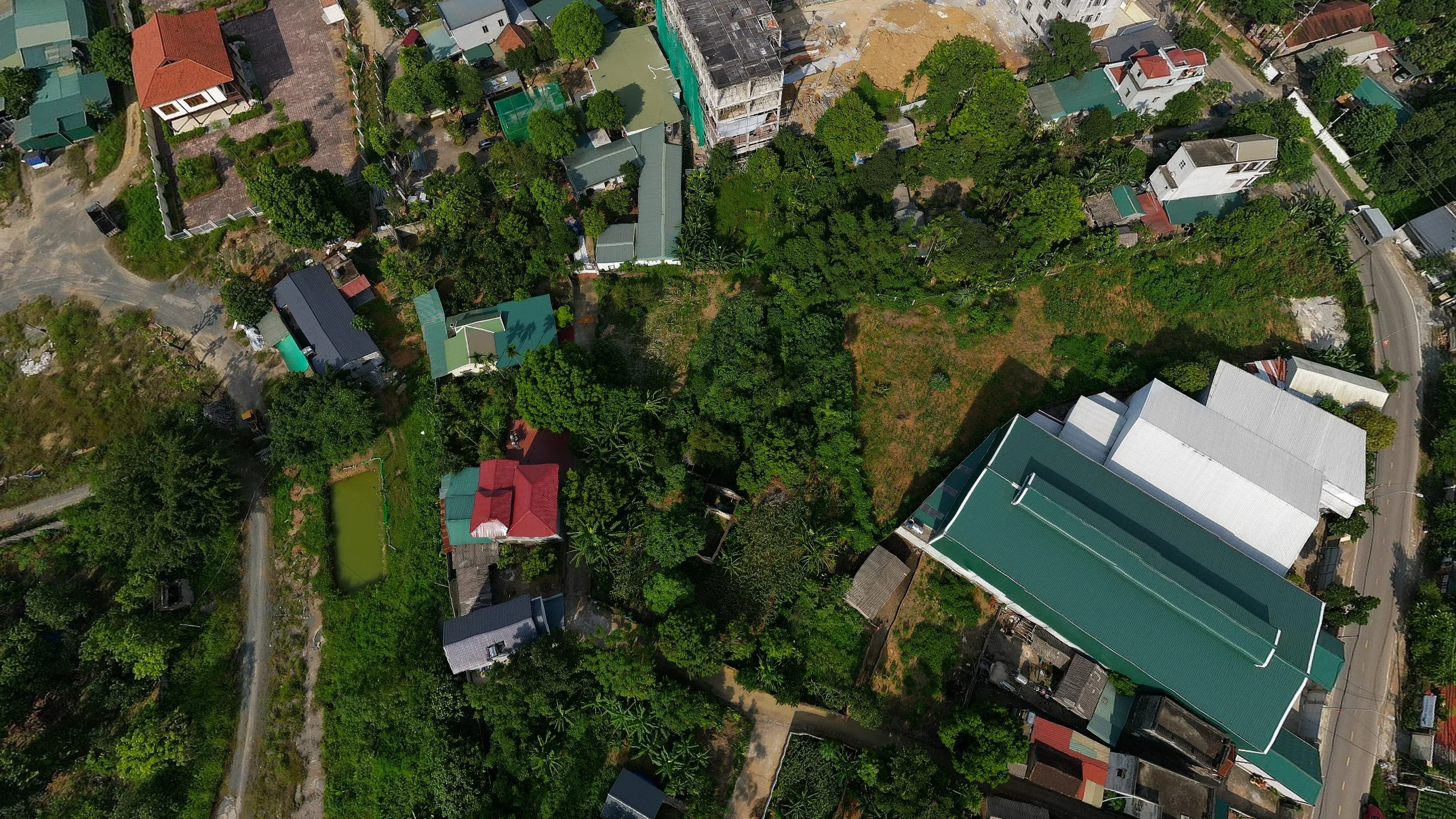 Bán lô đất 2200m2 trong đó 800m2 thổ cư Phú Cát (phú mãn cũ)Hà Nội sau trung cấp ngoại thương 30 tỉ