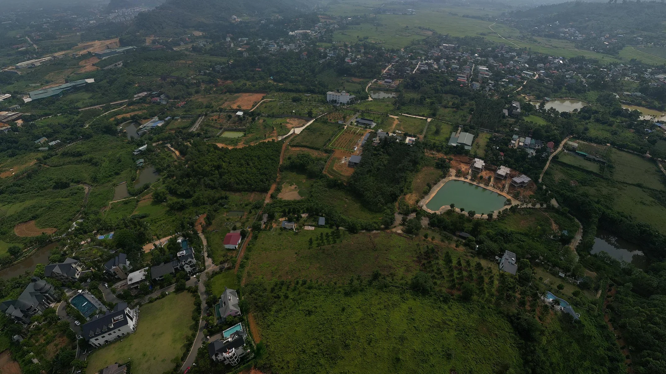 Bán lô đất 1 hecta tại Yên Xuân Hà Nội giá 130 tỉ sẵn hồ và 3 nhà đang xây